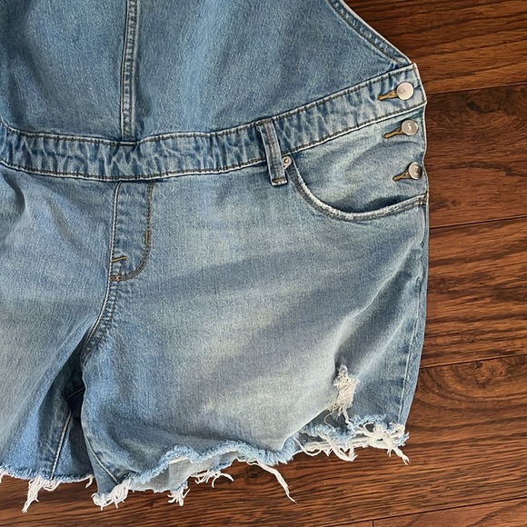 Isabel Maternity overall jeans shorts - Picture 4 of 12